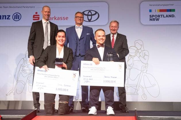 Bilder des Jahres 2023, Sport 11 November Sport Themen der Woche KW47 Sport Bilder des Tages Para Sportler-innen des Jahres , 25.11.2023 Para Sportler-innen des Jahres am 25.11.2023, Duesseldorf. Yannis FISCHER WIRD Junior Para Sportler des Jahres vor Anna-Maria Rieder und Gina Boeettcher(im Bild) - Copyright: xBEAUTIFULxSPORTS KennyxBeelex