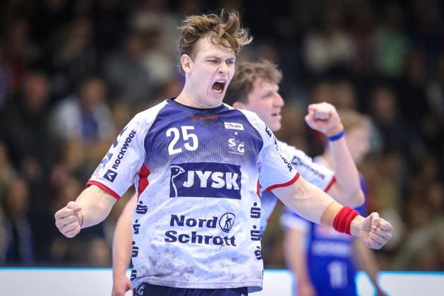 Bilder des Jahres 2023, Sport 11 November Sport Themen der Woche KW47 Sport Bilder des Tages 25.11.2023, Gummersbach, Handball, Liqui Moly Bundesliga, Schwalbe-Arena, VfL Gummersbach - SG Flensburg-Handewitt: Lukas Jorgensen (SG Flensburg-Handewitt) jubelnd auf dem Spielfeld Nordrhein-Westfalen Deutschland