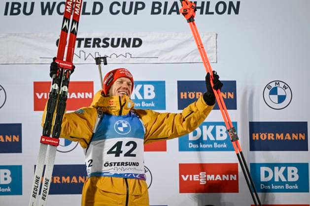 Bilder des Jahres 2023, Sport 11 November Biathlon, WC Östersund, Roman Rees gewinnt 20km Einzel Männer ÖSTERSUND 20231126 Vinnaren Roman Rees, Tyskland, jublar efter herrarnas distanslopp 20 km under världscupen i skidskytte pa Östersunds skidstadion. ÖSTERSUND SVERIGE x10040x