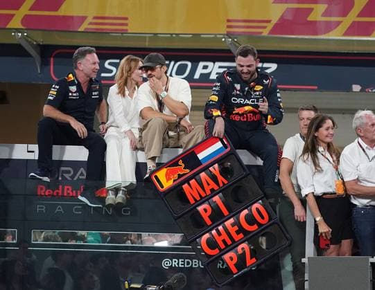 Bilder des Jahres 2023, Sport 11 November Sport Themen der Woche KW47 Sport Bilder des Tages 26.11.2023, Yas Marina Circuit, Abu Dhabi, Formula 1 Etihad Airways Abu Dhabi Grand Prix 2023 , im Bild Teamchef Christian Horner (Red Bull Racing) mit seiner Ehefrau Geri Halliwell und Schauspieler Orlando Bloom sitzen auf dem Dach des Red Bull Kommandostandes, ein Mewchaniker hält ein Board in der Hand mit dem Gesamtergebnis, Max Verstappen (NLD), Oracle Red Bull Racing ist auf Platz 1,Sergio Perez (MEX), Oracle Red Bull Racing ist auf Platz 2. Abu Dhabi Yas Marina Circuit Vereinigten Arabischen Emirate