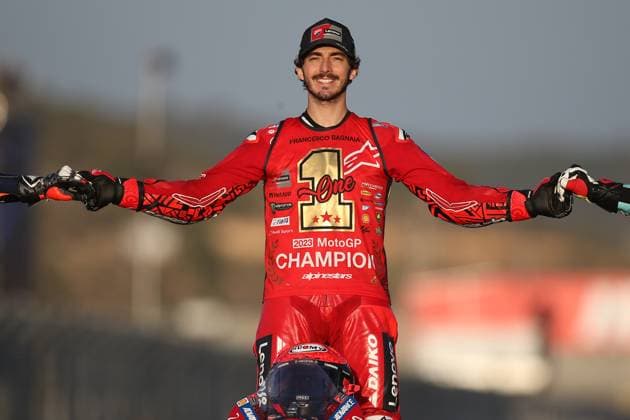 Bilder des Jahres 2023, Sport 11 November Sport Themen der Woche KW47 Sport Bilder des Tages Spain, Valencia, 26.11.2023, Circuit Ricardo Torno, MotoGP of Valencia - Race, Francesco Bagnaia (Ducati Lenovo Team) poses for end of the season World Champions Photo Valencia Circuit Ricardo Torno Valencia Spain