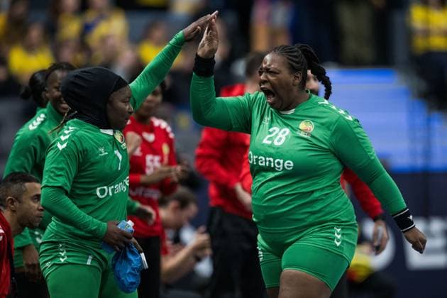 Bilder des Jahres 2023, Sport 12 Dezember Sport Themen der Woche KW48 Sport Bilder des Tages 231201 Doungou Camara and Laura Kamdop of Senegal celebrates during the IHF Women?s World Championship, WM, Weltmeisterschaft handball match between Croatia and Senegal on December 1, 2023 in Gothenburg. Photo: Mathias Bergeld BILDBYRAN kod MB MB0791 handball handboll handball bbeng vm handball-vm handbolls-vm ihf handball world championship world handball championship 2023 world championship 2023 croatia senegal dam bbeng 3 kroatien jubel Copyright: MATHIASxBERGELD BB231201MB039