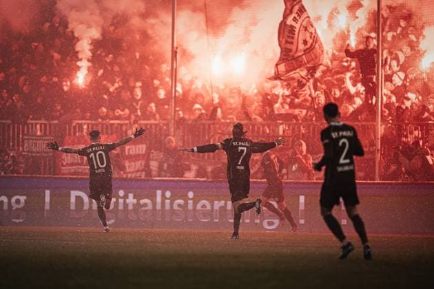 Bilder des Jahres 2023, Sport 12 Dezember Sport Themen der Woche KW48 Sport Bilder des Tages Fußball Männer Saison 2023 2024 2. Fußball-Bundesliga 15. Spieltag FC St. Pauli vs. Hamburger SV 01.12.2023 v.l. Torjubel von Marcel Hartel ( 10, FC St. Pauli) und Jackson Irvine ( 7, FC St. Pauli) Hamburg Millerntor-Stadion Hamburg Deutschland