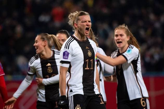 Bilder des Jahres 2023, Sport 12 Dezember Sport Themen der Woche KW48 Sport Bilder des Tages Alexandra Popp (Deutschland, 11), Klara Bühl (Deutschland, 19), Sjoeke Nüsken (Deutschland, 06) jubeln ueber das Tor zum 1:0, GER, Deutschland (GER) vs Dänemark (DEN), UEFA Frauen Fussball Nations League, Liga A, 5. Spieltag, 01.12.2023 DFB DFL regulations prohibit any use of photographs as image sequences and or quasi-video GER, Deutschland (GER) vs Dänemark (DEN), UEFA Frauen Fussball Nations League, Liga A, 5. Spieltag, 01.12.2023 Rostock Copyright: xEibner-Pressefoto Memmlerx EP_MMR