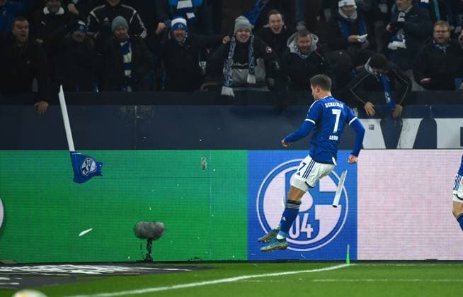 Bilder des Jahres 2023, Sport 12 Dezember Sport Themen der Woche KW48 Paul Seguin (FC Schalke 04) tritt nach seinem Treffer zum 2:0 gegen die Eckfahne 01.12.2023, Fussball Saison 2023 2024, 2. Bundesliga, 15. Spieltag, FC Schalke 04 - VfL Osnabrück 4:0 Gelsenkirchen Veltins Arena Nordrhein Westfalen Deutschland
