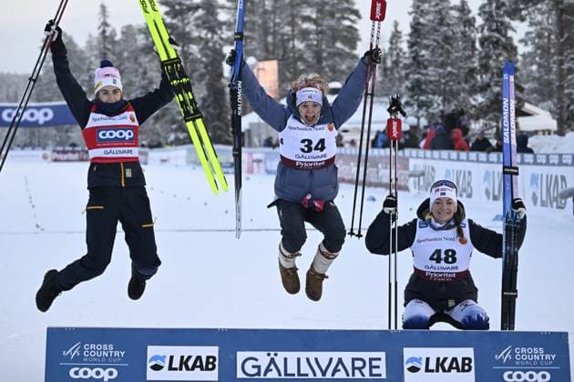 Bilder des Jahres 2023, Sport 12 Dezember Sport Themen der Woche KW48 GÄLLIVARE 20231202 Fran vänster Sveriges Ebba Andersson kom pa andra plats, Jessie Diggins, USA, vann och Sveriges Moa Ilar kom pa tredje plats i damernas 10km vid världscuptävlingarna i längdskidakning i Gällivare. Gällivare Sverige x9110x