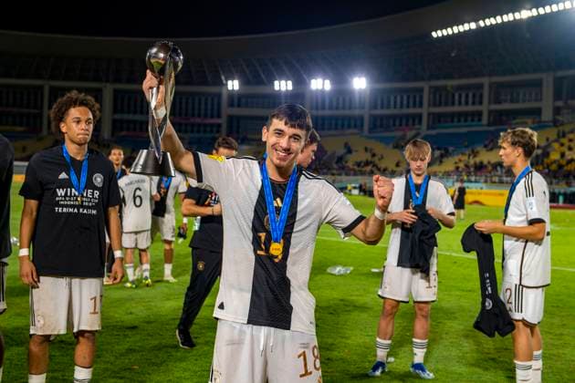 02.12.2023, Fussball U-17-Weltmeisterschaft 2023, Finale: Deutschland - Frankreich, im Manahan Stadium (Surakarta). Weltmeister Deutschland feiert den Titel nach dem Sieg im Elfmeterschiessen. Bilal Yalcinkaya (Deutschland) stolz mit dem Weltmeister-Pokal.