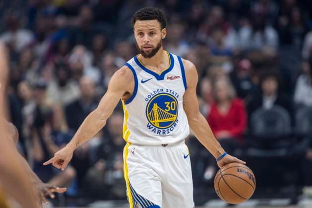 LOS ANGELES, CA - DECEMBER 02: Golden State Warriors guard Stephen Curry (30) dribbles and points in the first half of an NBA, Basketball Herren, USA basketball game between the Golden State Warriors and Los Angeles Clippers, Saturday, December 2, 2023, at Crypto.com Arena in Los Angeles, California. (Photo by Tony Ding Icon Sportswire) NBA: DEC 02 Warriors at Clippers EDITORIAL USE ONLY Icon46520231202009