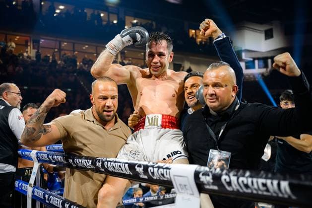 Bilder des Jahres 2023, Sport 12 Dezember Sport Themen der Woche KW48 Boxen: Halbschwergewicht, Rückkampf in der MHPArena. Felix Sturm aus Deutschland im Kampf gegen Sükrü Altay aus Deutschland Felix Sturm Jubel Freude Emotion Ludwigsburg MHP Arena Baden-Württemberg Deutschland