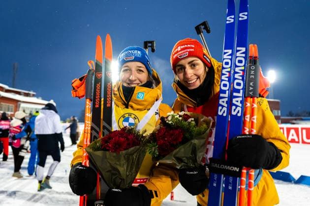 Bilder des Jahres 2023, Sport 12 Dezember 231203 Franziska Preuss of Germany and Vanessa Voigt of Germany celebrate after competing in women s 10 km pursuit during the IBU World Cup on December 3, 2023 in Östersund. Photo: Petter Arvidson BILDBYRAN kod PA PA0701 skidskytte biathlon skiskyting världscupen ibu world cup jaktstart pursuit bbeng dam Copyright: PETTERxARVIDSON BB231203PA156