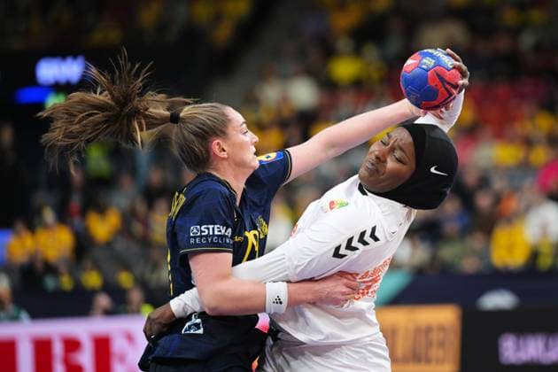 Bilder des Jahres 2023, Sport 12 Dezember Sport Themen der Woche KW48 Sport Bilder des Tages GOTHENBURG 20231203 Swedens Kristin Thorleifsdottir and Senegals Doungou Camar during sundays match in the World Handball World Cup, group A, between Senegal and Sweden in Scandinavium. GÖTEBORG Sweden x9200x