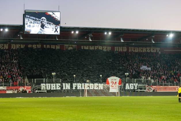 Bilder des Jahres 2023, Sport 12 Dezember Sport Themen der Woche KW48 03.12.2023, Fussball, GER, Saison, 3.Liga, 17. Spieltag, SSV Jahn Regensburg - SC Freiburg II Schweigeminute in Gedenken an den verstorbenen Jahn Spieler Agyemang Diawusie DFL REGULATIONS PROHIBIT ANY USE OF PHOTOGRAPHS AS IMAGE SEQUENCES AND OR QUASI-VIDEO. Regensburg Bayern Deutschland Jahnstadion Regensburg