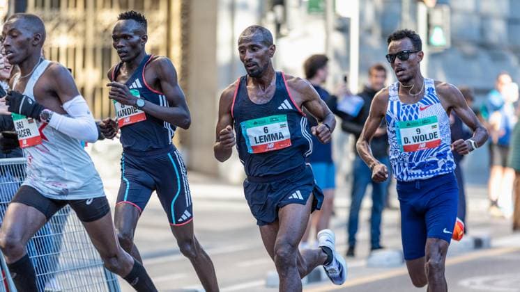 Bilder des Jahres 2023, Sport 12 Dezember Marathon: Valencia Maraton Trinidad Alfonso EDP 2023; Valencia Spanien, 03.12.2023 Sisay LEMMA ( 6), Kibiwott KANDIE ( 8), Dawit WOLDE ( 9), Pacer Hillary KIPKOECH ( 363, KEN) beim Marathon-Lauf in Valencia (Spanien) am 3. Dezember 2023 Copyright: xBEAUTIFULxSPORTS Meurerx
