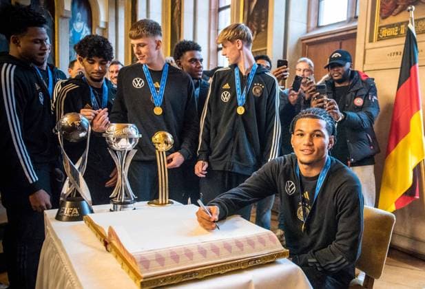 Bilder des Jahres 2023, Sport 12 Dezember Sport Themen der Woche KW49 Sport Bilder des Tages 04.12.2023 xesx Frankfurtam Main, Römer Eintrag der U17, U 17 Weltmeister_Nationalmanschaft ins goldene Buch der Stadt Frankfurt Bild zeigt Paris Brunner U17 Weltmeister