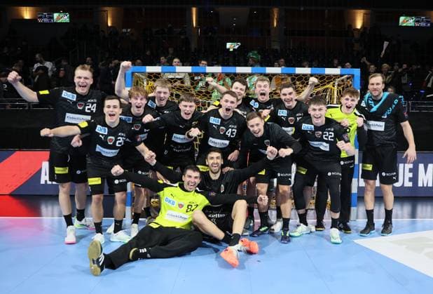 Bilder des Jahres 2023, Sport 12 Dezember Sport Themen der Woche KW49 EHF EuroLeague FÜCHSE Berlin vs RK Izvidac Ljubuski, at 05.12.23, in Berlin (Max-Schmeling-Halle), Germany das verjüngte Team der FÜCHSE Berlin, Max DARJ (Füchse Berlin 5), Jerry TOLLBRING (Füchse Berlin 9), Felix MART (Füchse Berlin 13), Marcel NOWAK (Füchse Berlin 15), Nils LICHTLEIN (Füchse Berlin 17), Maximilian GRUNDMANN (Füchse Berlin 16), Tim FREIHÖFER (Füchse Berlin 20), Lucas MOHR (Füchse Berlin 21), Maxim ORLOV (Füchse Berlin 22), William REICHARDT (Füchse Berlin 23), Sören FUHRMANN (Füchse Berlin 24), Hakun WEST AV TEIGUM (Füchse Berlin 34), Marko KOPLJAR (Füchse Berlin 35), Jann Keno JACOBS (Füchse Berlin 43), Viktor KIREEV (Füchse Berlin 87)