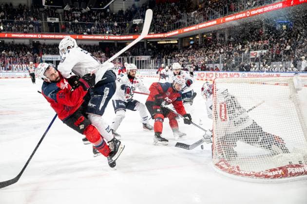 Bilder des Jahres 2023, Sport 12 Dezember Sport Themen der Woche KW49 Sport Bilder des Tages 08.12.2023 - Eishockey - Saison 2023 2024 - Penny DEL - Nürnberg Ice Tigers Icetigers - Adler Mannheim - ThHa - xthxhax - Charlie Gerard (95, Nürnberg Ice Tigers, Nuernberg Ice Tigers ) vor Felix Brückmann Brueckmann (90, Adler Mannheim ) Check durch Jordan Murray (8, Adler Mannheim )