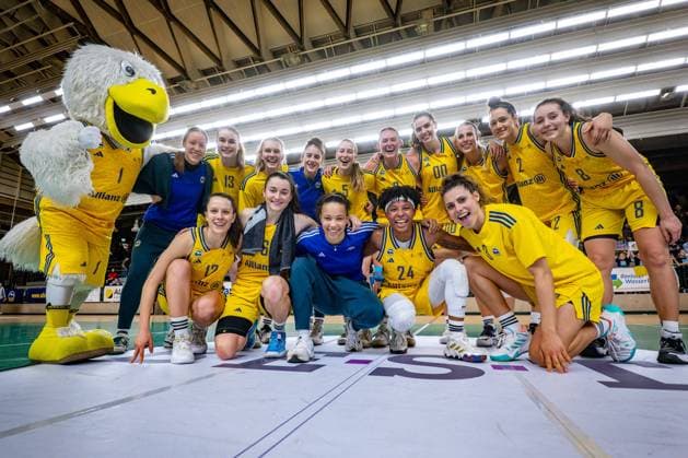 Bilder des Jahres 2023, Sport 12 Dezember Sport Themen der Woche KW49 Basketball Berlin 08.12.2023 Saison 2023 2024 1. Bundesliga DBBL Alba Berlin - GISA LIONS MBC Jubel Alba nach dem Sieg Albatros Maskottchen Lena Gohlisch (Alba, No.12) Tessa Stammberger (Alba, No.06) Wiebke Schwartau (Alba, No.13) Nina Rosemeyer (Alba, No.11) Lucy Reuß (Alba, No.05) Reuss Deeshyra Thomas (Alba, No.24) Laina Snyder (Alba, No.09) Maggie Mulligan (Alba, No.00) Margaret Marie Bertholdt (Alba, No.04) Stefanie Grigoleit (Alba, No.02) Theresa Simon (Alba, No.03) Henriette Höfermann (Alba, No.08) und andere