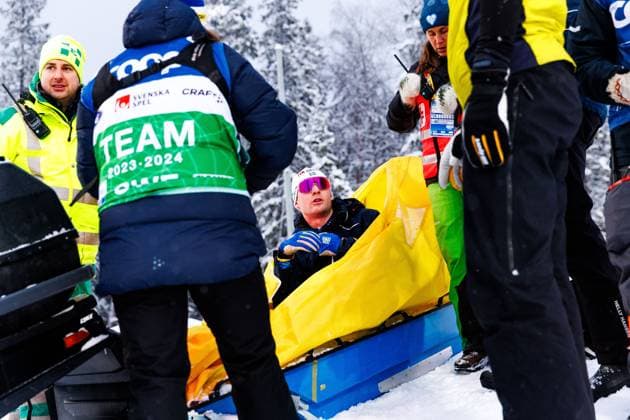 Bilder des Jahres 2023, Sport 12 Dezember Sport Themen der Woche KW49 Sport Bilder des Tages 231209 Marcus Grate of Sweden get medical assistance after the Men s Sprint quarter final during the FIS Cross-Country World Cup on December 9, 2023 in Östersund. Photo: Johan Axelsson BILDBYRAN COP 245 JA0159 skidor cross-country skiing langrenn världscupen fis cross country world cup sprint sverige bbeng kvartsfinal Copyright: JOHANxAXELSSON BB231209JA114
