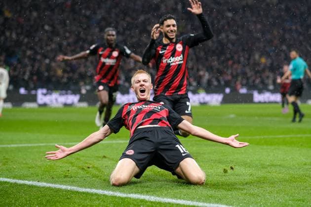 Bilder des Jahres 2023, Sport 12 Dezember Sport Bilder des Tages Hugo Larsson (Eintracht Frankfurt, 16) bejubelt seinen Treffer Tor zum 3-0, mit Omar Marmoush (Eintracht Frankfurt, 07) und Eric Junior Dina Ebimbe (Eintracht Frankfurt, 26) im Hintergrund, Eintracht Frankfurt vs. FC Bayern Muenchen, Fussball, 1. Bundesliga, 14. Spieltag, Saison 2023 2024, 09.12.2023, DFL REGULATIONS PROHIBIT ANY USE OF PHOTOGRAPHS AS IMAGE SEQUENCES AND OR QUASI-VIDEO Eintracht Frankfurt vs. FC Bayern Muenchen, Fussball, 1. Bundesliga, 14. Spieltag, Saison 2023 2024, 09.12.2023 Frankfurt am Main Copyright: xEibner-Pressefotox xMichaelxBermx EP_EER