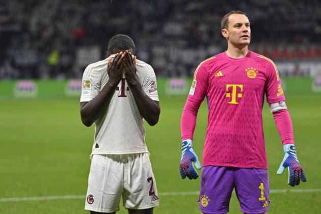 Bilder des Jahres 2023, Sport 12 Dezember Sport Themen der Woche KW49 Sport Bilder des Tages v.li:Dayot UPAMECANO (Bayern Muenchen), Manuel NEUER (Torwart Bayern Muenchen), Spieler Bayern Enttaeuschung,Frust,enttaeuscht, frustriert,niedergeschlagen, nach Spielende vor den Bayern Fans,Fussballfans. Fussball 1. Bundesliga Saison 2023 2024, 13.Spieltag, Spieltag13, Eintracht Frankfurt - FC Bayern Muenchen 5-1 am 09.12.2023, DEUTSCHE BANK PARK Frankfurt.