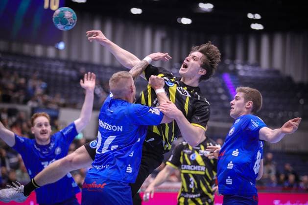 Bilder des Jahres 2023, Sport 12 Dezember Sport Themen der Woche KW49 Sport Bilder des Tages 10.12.2023, Handball, Düsseldorf, Mitsubishi Electric Halle, Liqui Moly Handball Bundesliga, Spieltag 16, Saison 2023 2024, Bergischer HC - TVB Stuttgart: Fynn Nicolaus (TVB Stuttgart) wird von Linus Arnesson (Bergischer HC) und Tim Nothdurft (Bergischer HC) festgemacht NRW Deutschland
