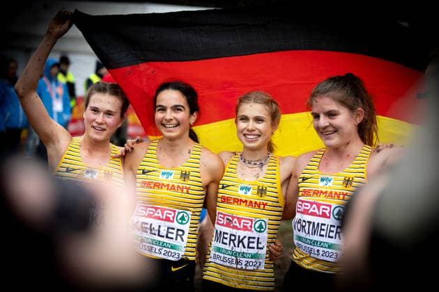 Bilder des Jahres 2023, Sport 12 Dezember Sport Themen der Woche KW49 Sport Bilder des Tages SPAR European Cross Country Championships 2023; Brussels (BEL), 10.12.2023 Freuen sich ueber die Silbermedaille in der Teamwertung der Juniorinnen U23 (von links): Mia JURENKA (GER), Jessica KELLER (GER), Lisa MERKEL (GER) und Anneke VORTMEIER (GER); SPAR European Cross Country Championships am 10.12.2023 im Laeken Park in Bruessel (Belgien). Copyright: xBEAUTIFULxSPORTS R.xSchmittx