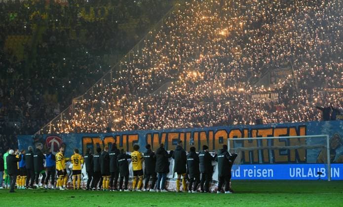 Bilder des Jahres 2023, Sport 12 Dezember Sport Themen der Woche KW49 Sport Bilder des Tages die Dresdner Mannschaft und ihre Fans im K-Block wünschen sich gegenseitig Frohe Weihnachten, 10.12.2023, Fussball, GER, Saison 2023 2024, 3. Liga, Dritte Liga, 18. Spieltag, Rudolf-Harbig-Stadion Dresden, SG Dynamo Dresden - SpVgg Unterhaching, DFB AND DFL REGULATIONS PROHIBIT ANY USE OF PHOTOGRAPHS as IMAGE SEQUENCES and or QUASI-VIDEO,