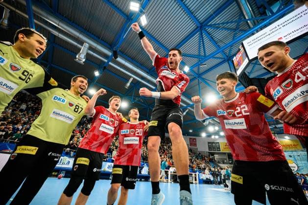 Bilder des Jahres 2023, Sport 12 Dezember Sport Themen der Woche KW50 Sport Bilder des Tages Bietigheim, 12. Dezember 2023: DHB Pokal - 23 24 - Achtelfinale - SG BBM Bietigheim vs. Füchse Berlin v.li. Torhueter Dejan Milosavljev (Berlin), Torhueter Victor Kireev (Berlin), Nils Lichtlein (Berlin), Tim Freihöfer Freihoefer (Berlin), Mijajlo Marsenic (Berlin), Maxim Orlov (Berlin), Jann Keno Jacobs (Berlin) Schlussjubel Schlußjubel Emotion Freude Bietigheim-Bissingen Egetrans Arena Baden-Württemberg Deutschland