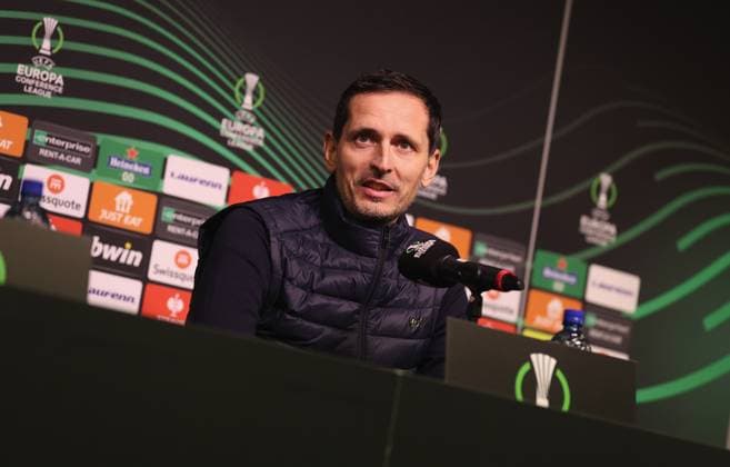 Sport Themen der Woche KW50 Sport Bilder des Tages 13.12.2023, Fussball UEFA Europa Conference League, Pressekonferenz vor Aberdeen FC - Eintracht Frankfurt, emonline, emspor, v.l., Trainer Dino Toppmöller (Eintracht Frankfurt) bei der Pressekonferenz DFL DFB REGULATIONS PROHIBIT ANY USE OF PHOTOGRAPHS AS IMAGE SEQUENCES AND OR QUASI-VIDEO. xdcx Copyright: HMBxMedia