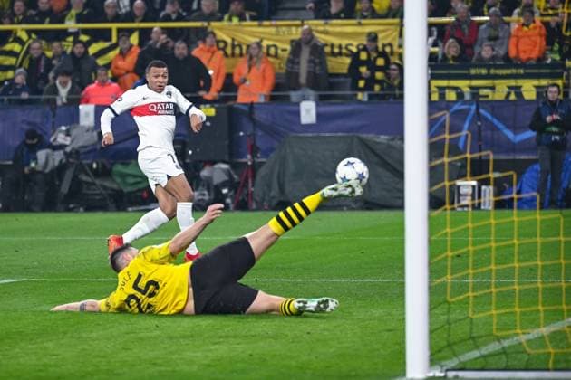Bilder des Jahres 2023, Sport 12 Dezember Sport Themen der Woche KW50 13.12.2023, Fussball, UCL, UEFA Champions League, Gruppenphase, 6. Spieltag, Saison 2023 2024, Borussia Dortmund - Paris St. Germain, Niklas Süle (Borussia Dortmund) klärt in letzter Sekunde gegen Kylian MbappÃ (Paris St. Germain) xRHR-FOTO TKx Copyright: TeresaxKroeger RHR-FOTOx RHR-FOTO TK