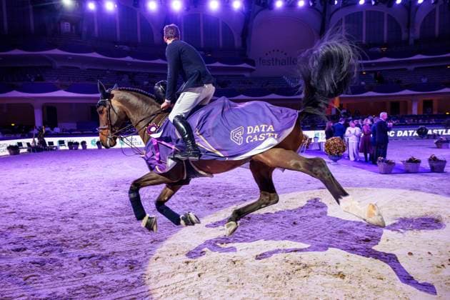 Bilder des Jahres 2023, Sport 12 Dezember Sport Themen der Woche KW50 Sport Bilder des Tages FRANKFURT - Internationales Festhallen Reitturnier 2022, FRANKFURT - Internationales Festhallen Reitturnier 2022 HASSMANN Felix (GER), Quiwitino WZ Siegerehrung Prize giving ceremony Int. Eröffnungsspringen Kl. S* nach Strafpunkten & Zeit against the clock Preis der DC Data Castle GmbH Frankfurt , Festhalle, Messe 15. December 2023 -