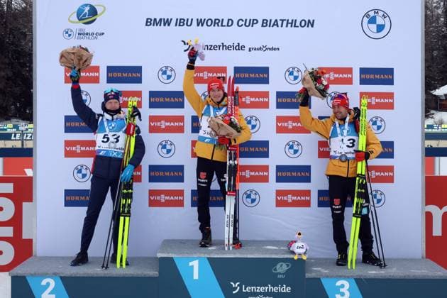 Bilder des Jahres 2023, Sport 12 Dezember Lenzerheide, Schweiz 15. Dezember 2023: IBU Biathlon Weltcup Lenzerheide - Sprint Herren - 2023 Im Bild: v.li. Johannes Thingnes Boe (Norwegen) auf Rang zwei, Sieger Benedikt Doll (SZ Breitnau GER) und der Drittplatzierte Philipp Nawrath (SK Nesselwang GER) Biathlon Arena Graubünden Copyright: xFotostandx xHettichx
