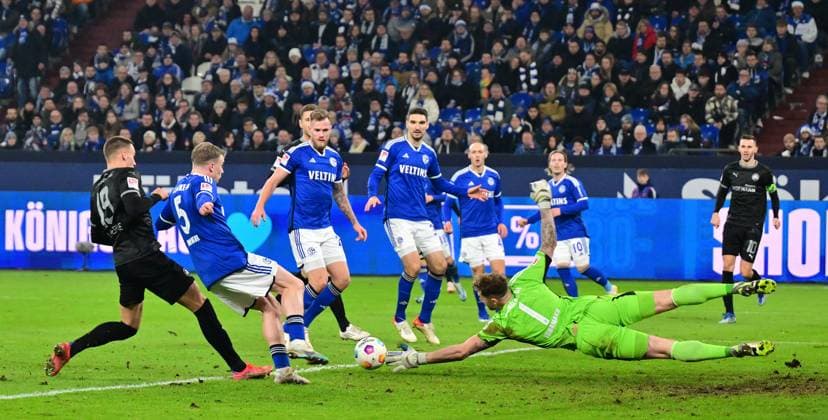 Bilder des Jahres 2023, Sport 12 Dezember Sport Themen der Woche KW50 Sport Bilder des Tages 15.12.2023 - Fussball - Saison 2023 2024 - 2. Fussball - Bundesliga - 17. Spieltag: FC Schalke 04 S04 - SpVgg Greuther Fürth ( Kleeblatt ) - Sportfoto Zink - xwoxzix - DFL regulations prohibit any use of photographs as image sequences and or quasi-video - only for editorial use - Tim Lemperle (19, SpVgg Greuther Fürth ) Derry John Murkin (5, FC Schalke 04 S04 ) Ralf Fährmann Faehrmann (1, FC Schalke 04 S04 )