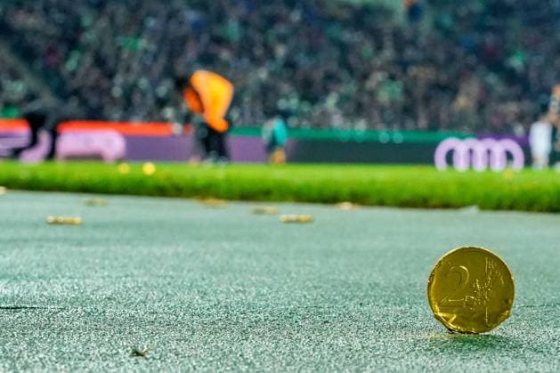 Bilder des Jahres 2023, Sport 12 Dezember Sport Themen der Woche KW50 Sport Bilder des Tages GER, 1. FBL, Borussia Moenchengladbach vs SV Werder Bremen 15.12.2023, Stadion im Borussia-Park, Moenchengladbach, GER, 1. FBL, Borussia Moenchengladbach vs SV Werder Bremen im Bild picture shows Feature Impressionen die Fans von Borussia Moenchengladbach schmeissen als Protest gegen den DFL goldenen Schokotaler auf das Spielfeld