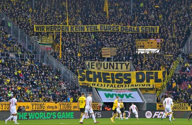 Bilder des Jahres 2023, Sport 12 Dezember Sport Themen der Woche KW50 Sport Bilder des Tages 16.12.2023, Fussball 1. Bundesliga 2023 2024, 15.Spieltag, FC Augsburg - Borussia Dortmund, in der WWK-Arena Augsburg, wir werden kein Teil eures Deals sein - Scheiss DFL, das finden die Dortmunder Fans