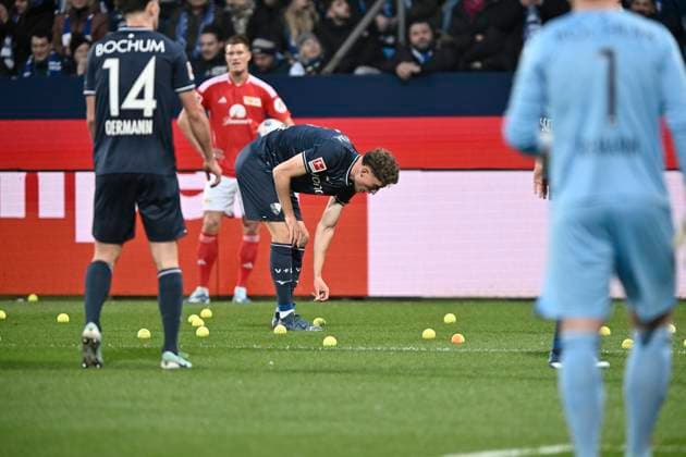 Bilder des Jahres 2023, Sport 12 Dezember Sport Themen der Woche KW50 Protest der Berliner Fans gegen DFB-Entscheidung, Sie werfen Tennisbaelle auf das Spielfeld 16.12.2023 Fussball, 1. Bundesliga, VfL Bochum vs Union Berlin, Vonovia Ruhrstadion, Bochum, DFB DFL REGULATIONS PROHIBIT ANY USE OF PHOTOGRAPHS AS IMAGE SEQUENCES AND OR QUASI-VIDEO NRW Germany