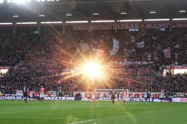 Bilder des Jahres 2023, Sport 12 Dezember Sport Themen der Woche KW50 Fussball-Bundesliga - Saison 2023 2024 Mewa-Arena Mainz - 16.12.2023 1. FSV Mainz 05 (mz) - 1. FC Heidenheim (hdh) Lichtblick im Mainzer Stadion DFL REGULATIONS PROHIBIT ANY USE OF PHOTOGRAPHS AS IMAGE SEQUENCES AND OR QUASI VIDEO EDITORIAL USE ONLY NATIONAL AND INTERNATIONAL NEWS AGENCIES OUT Fussball-Bundesliga - 1. FSV Mainz 05