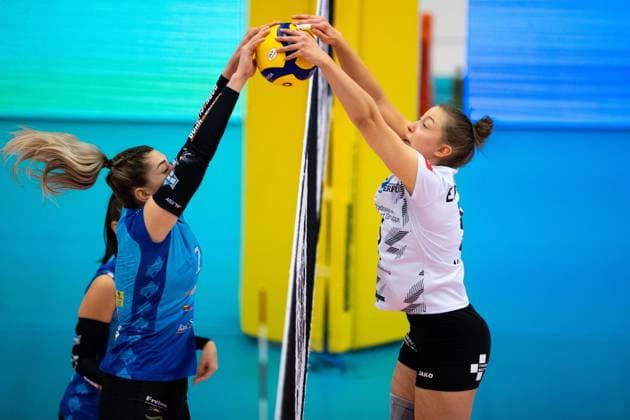 Bilder des Jahres 2023, Sport 12 Dezember Sport Themen der Woche KW50 Sport Bilder des Tages 2. Bundesliga Frauen Pro: Schwarz-Weiss Erfurt vs. SSC Freisen; Erfurt; 16.12.2023 Mira Bohlen ( 1; SSC Freisen) gegen Isabella Noble ( 5; Schwarz-Weiss Erfurt) 2. Bundesliga Frauen Pro: Schwarz-Weiss Erfurt vs. SSC Freisen; Riethsporthalle Erfurt; 16.12.2023 Copyright: xBEAUTIFULxSPORTS Duehringx