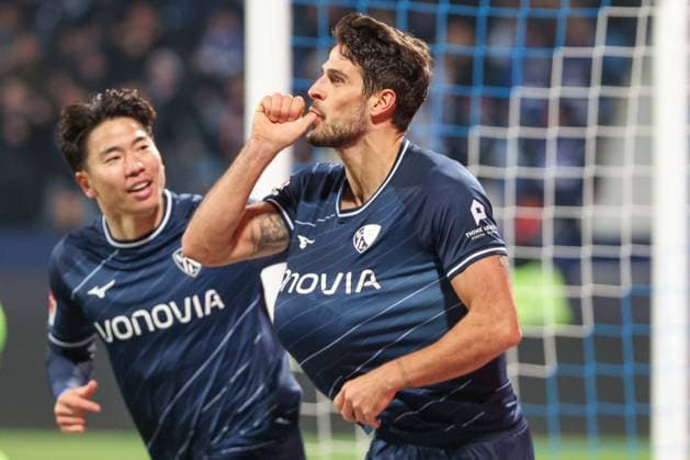 Bilder des Jahres 2023, Sport 12 Dezember Sport Themen der Woche KW50 Sport Bilder des Tages 1. Bundesliga - VfL Bochum - Union Berlin am 16.12.2023 im Vonovia Ruhrstadion in Bochum Jubel, Torjubel, Torschuetze, Torschütze Goncalo Paciencia (Bochum 9) jubelt nach seinem Tor zum 2 zu 0 mit Takuma Asano (Bochum 11)
