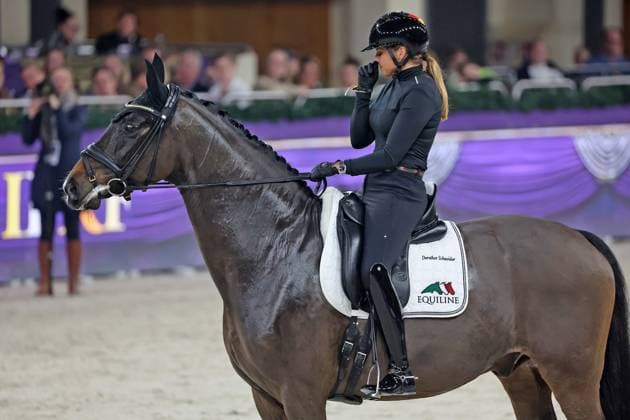 Bilder des Jahres 2023, Sport 12 Dezember Verabschiedung aus dem Showtime FRH, das Erfolgspferd von Dorothee Schneider (GER), Emotionen, 50. Internationales Festhallen Reitturnier Frankfurt, 50. IFRF, Reitturnier, , 16.12.2023, -