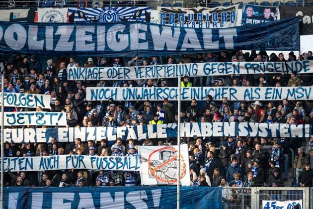 Bilder des Jahres 2023, Sport 12 Dezember Sport Themen der Woche KW50 3. Liga: MSV Duisburg - Dynamo Dresden; 17.12.2023 Fans von MSV Duisburg, protestieren gegen Polizisten, für Freiheit für Ultras 3. Liga 19. Spieltag: MSV Duisburg - Dynamo Dresden; Schauinsland-Reisen-Arena, Duisburg; 17.12.2023 DFB REGULATIONS PROHIBIT ANY USE OF PHOTOGRAPHS AS IMAGE SEQUENCES AND OR QUASI-VIDEO Copyright: xBEAUTIFULxSPORTS Buriakovx