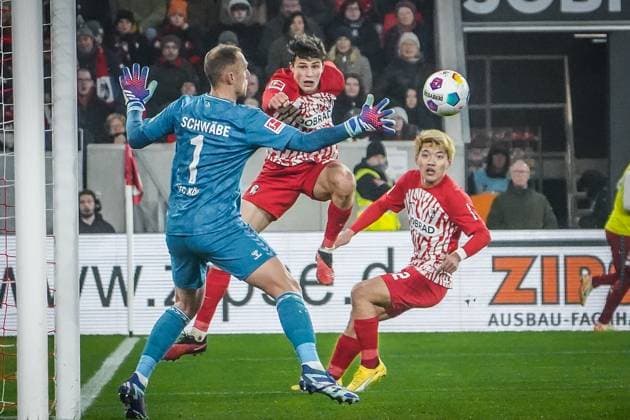 Bilder des Jahres 2023, Sport 12 Dezember Sport Themen der Woche KW50 Sport Bilder des Tages SC Freiburg - 1. FC Köln Fußball: 1. Bundesliga 2023 2024, 15. Spieltag, SC Freiburg - 1. FC Köln , Europa-Park Stadion, Freiburg: Freiburgs Merlin Röhl köpft den Ball zu seinem Mitspieler Freiburgs Michael Gregoritsch der ihn zum 1:0 verwandelt. Kölns Torwart Marvin Schwäbe kann ihn nicht abwehren. Torszene, Entstehung, Spielverlauf