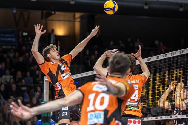 Bilder des Jahres 2023, Sport 12 Dezember Sport Themen der Woche KW50 Sport Bilder des Tages 17.12.23, Berlin, Volleyball: 1.Bundesliga, Maenner, 9. Spieltag, BR Volleys - SSC Karlsruhe, Max-Schmeling-Halle. Berlins Tobias Krick spielt den Ball ueber das Netz. BR Volleys - SSC Karlsruhe