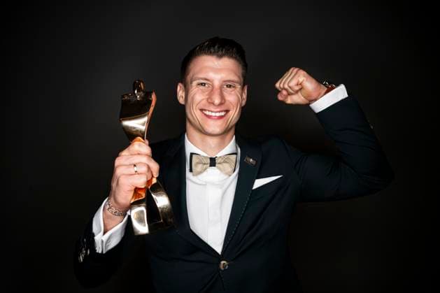 Bilder des Jahres 2023, Sport 12 Dezember Sport Themen der Woche KW50 Sport Bilder des Tages Sportler des Jahres 2023 Lukas Dauser posiert nach der Auszeichnung zum Â«Sportler des Jahres 2023Â» mit seiner Trophäe. Baden-Baden Kurhaus Baden-Württemberg Deutschland