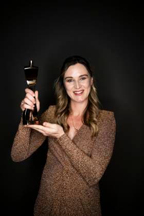 Bilder des Jahres 2023, Sport 12 Dezember Sport Themen der Woche KW50 Sport Bilder des Tages Sportler des Jahres 2023 Denise Herrmann-Wick posiert nach der Auszeichnung zur Â«Sportlerin des Jahres 2023Â» mit ihrer Trophäe. Baden-Baden Kurhaus Baden-Württemberg Deutschland