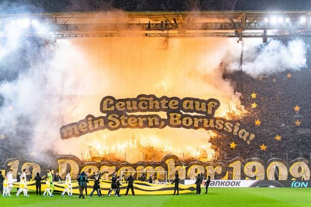 Bilder des Jahres 2023, Sport 12 Dezember Sport Themen der Woche KW51 Sport Bilder des Tages Choreo Borussia Dortmund Leuchte auf mein Stern Borussia Borussia Dortmund vs. 1. FSV Mainz 05, Fussball, 1. Bundesliga, 16. Spieltag, 19.12.2023 DFL REGULATIONS PROHIBIT ANY OUSE OF PHOTOGRAPHS AS IMAGE SEQUENCES AND OR QUASI-VIDEO Borussia Dortmund vs. 1. FSV Mainz 05, Fussball, 1. Bundesliga, 16. Spieltag, 19.12.2023 Dortmund Copyright: xEibner-Pressefoto BahhoxKarax EP_BVB