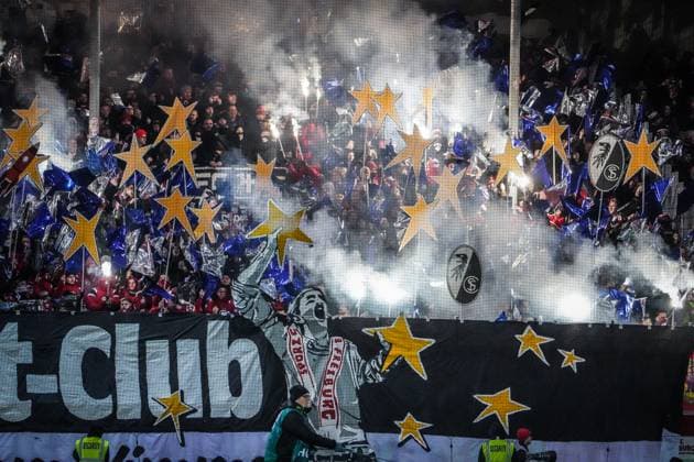 Bilder des Jahres 2023, Sport 12 Dezember Sport Themen der Woche KW51 Sport Bilder des Tages 1. FC Heidenheim - SC Freiburg Fußball: 1. Bundesliga 2023 2024, 16. Spieltag, 1. FC Heidenheim - SC Freiburg, Voith-Arena: weihnachtliche Fan Choreo der Freiburger Gästefans