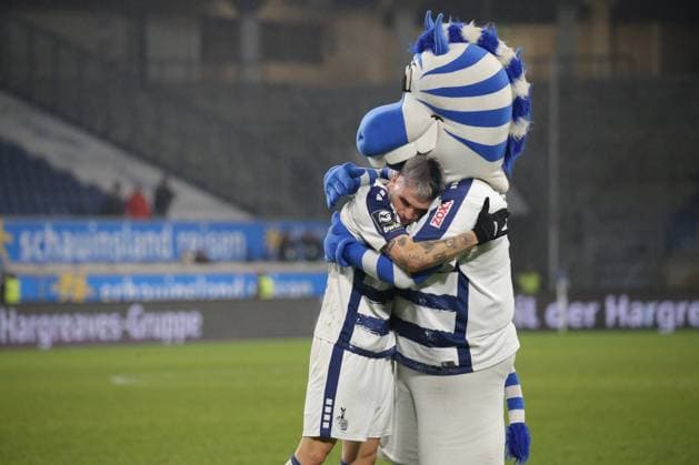 Bilder des Jahres 2023, Sport 12 Dezember Sport Themen der Woche KW51 Sport Bilder des Tages Duisburg, Deutschland 20. Dezember 2023: 3. Liga - 2023 2024 - MSV Duisburg vs. SC Freiburg II Im Bild: v.li. Niklas Kölle Koelle (MSV Duisburg) und Maskottchen MSV Duisburg (Ennatz) Schauinsland-Reisen-Arena Nordrhein Westfalen Copyright: xFotostandx xvanxderxVeldenx