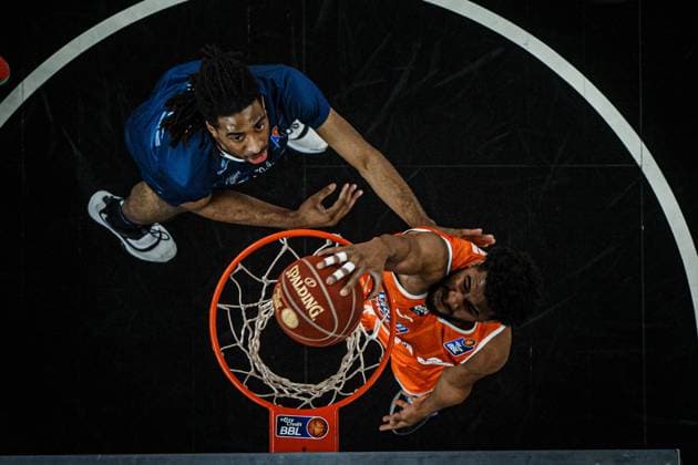 Bilder des Jahres 2023, Sport 12 Dezember Sport Themen der Woche KW51 Sport Bilder des Tages 22.12.2023, ratiopharm Arena, Germany, Neu Ulm, ratiopharm ulm vs MLP Academics Heidelberg - Basketball Bundesliga, Isaiah Whaley (MLP Academics Heidelberg) und L.J. Figueroa (ratiopharm ulm) im Zweikampf (Foto H. Langer) ratiopharm Arena Neu Ulm Germany