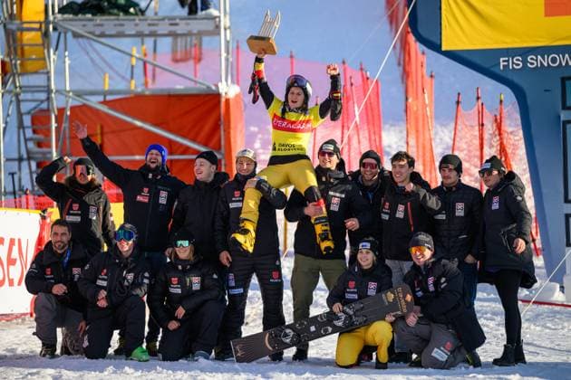 Bilder des Jahres 2023, Sport 12 Dezember Sport Themen der Woche KW51 Sport Bilder des Tages Siegerin HOFMEISTER Ramona Theresia (GER) auf den Schultern des deutschen Teams, Jubel Snowboard Weltcup Davos, Schweiz, 23. Dezember 2023, FIS Snowboard Weltcup, Parallel Slalom, Frauen, Saison 2023 2024
